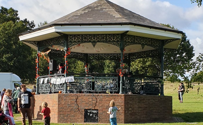 First all-female final at Hampstead Heath conker&nbsp;championships